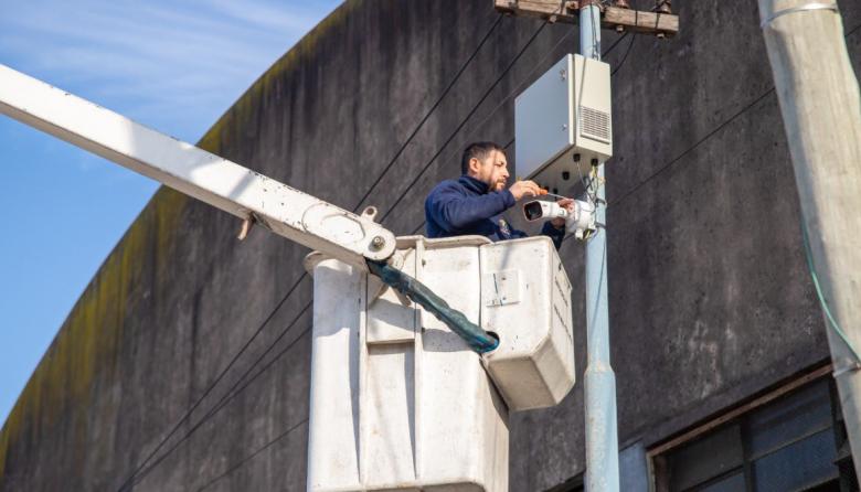 Continúa la instalación de nuevas cámaras de videovigilancia en Lanús este