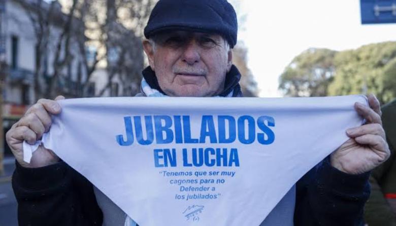 Jubilados advierten que la pérdida de ingresos y los recortes en salud agravan su situación