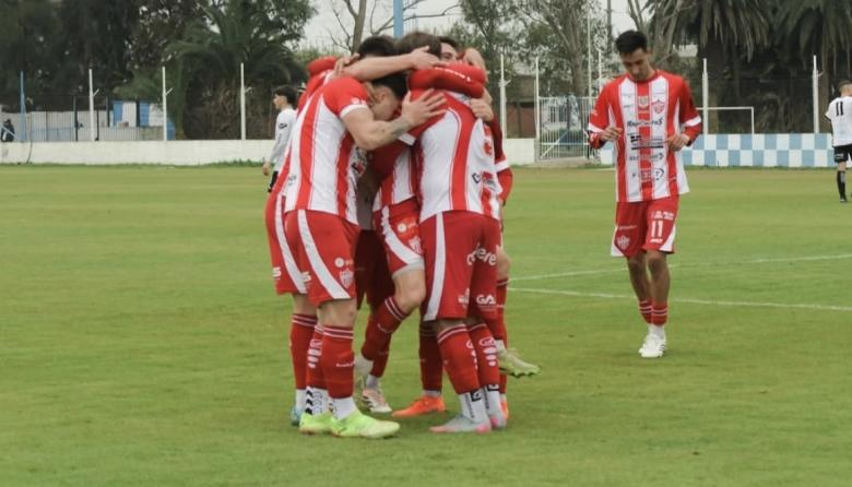 Talleres goleó a Argentino de Quilmes y quedó puntero