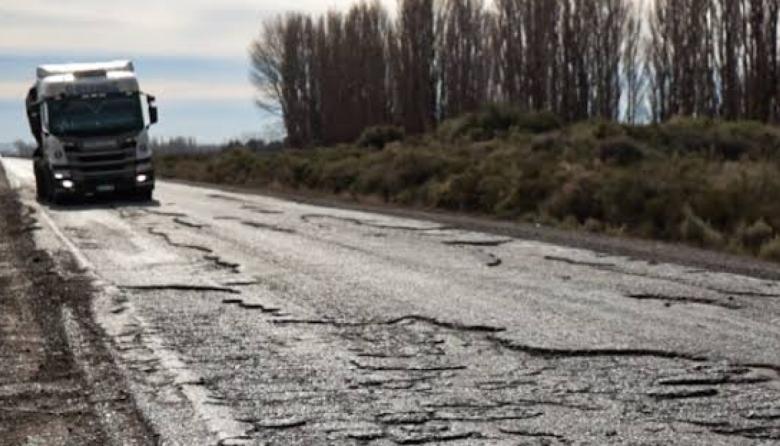 La falta de mantenimiento acelera el deterioro de las rutas nacionales