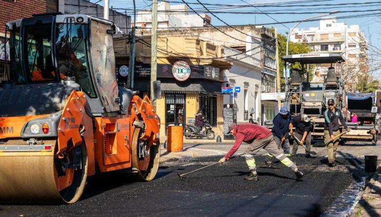 Continúan las obras de pavimentación en el centro comercial de Escalada