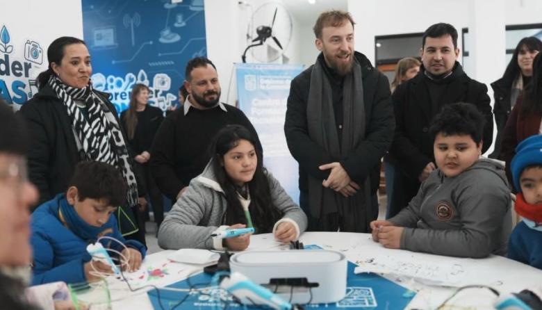 Otermín recorrió el nuevo Centro de Formación Tecnológica del Gobierno de la Comunidad