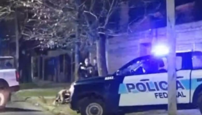 Lo balearon frente a la casa de Duhalde para robarle la moto y un custodio se tiroteó con los delincuentes