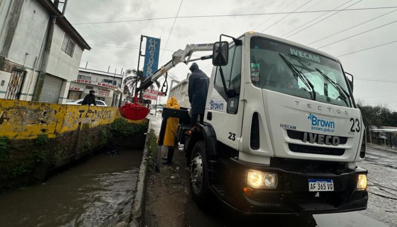 Almirante Brown profundiza los operativos de limpieza de arroyos y desagües