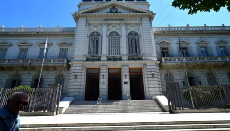 El cristinismo quiere incluir las vacantes de la Corte en la discusión por la reforma política