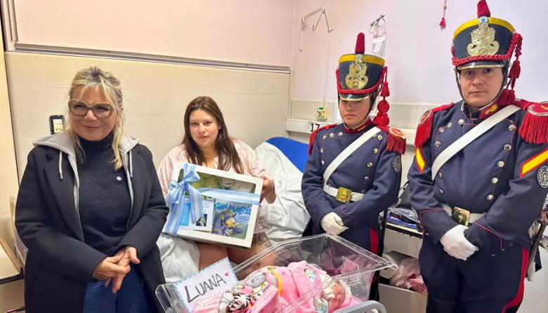 Granaderos entregaron ajuares sanmartinianos a dos bebés brownianos nacidos el 24 de agosto