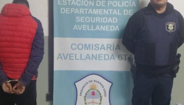 Avellaneda: lo vieron agredir a un hombre, huyó y se metió en una casa