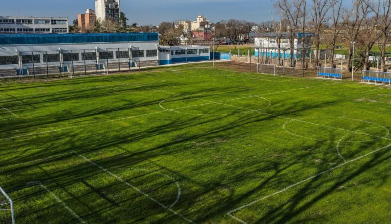El municipio construyó un nuevo campo de deportes en la escuela Kennedy