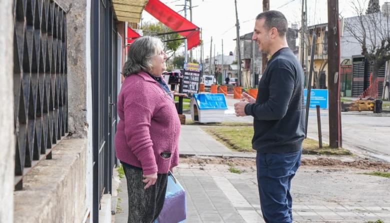 Julián Álvarez supervisó el avance de las obras de pavimentación en el barrio Villa Obrera