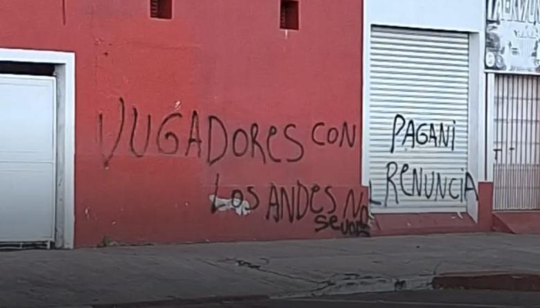Los hinchas de Los Andes dejaron mensajes calientes en su estadio