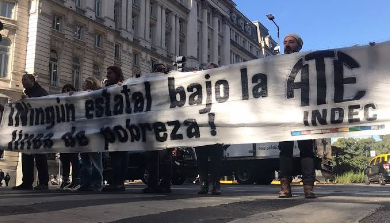Los salarios estatales perdieron 40 puntos y empujaron el endeudamiento grave