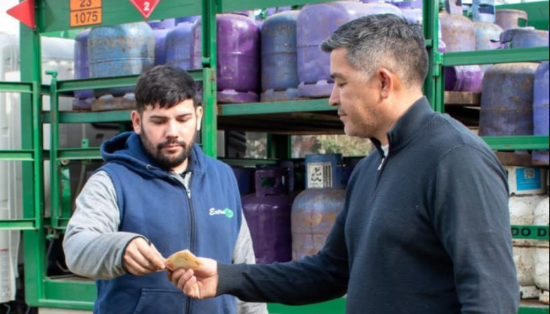 Operativo de recarga de garrafas en 9 de Abril