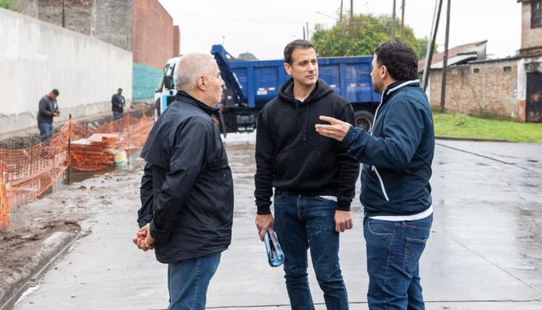 Julián Álvarez recorrió las obras en los alrededores del cementerio municipal