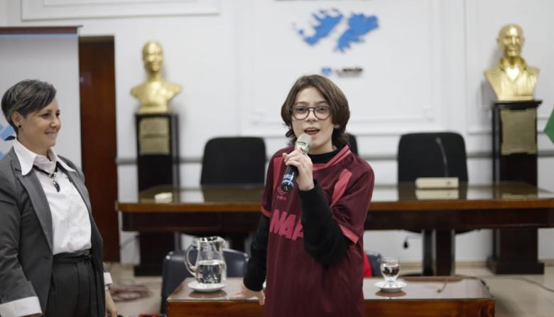Ian Moche brindó una charla abierta sobre concientización del autismo en el Concejo de Lanús