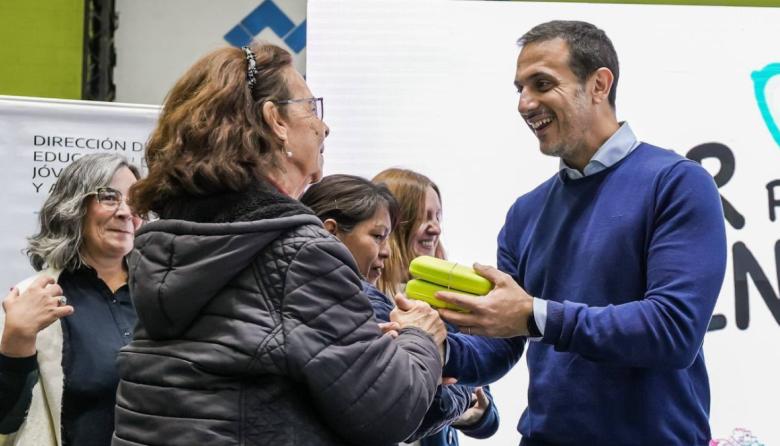 Julián Álvarez entregó anteojos a más de 300 estudiantes de distintas escuelas primarias de adultos