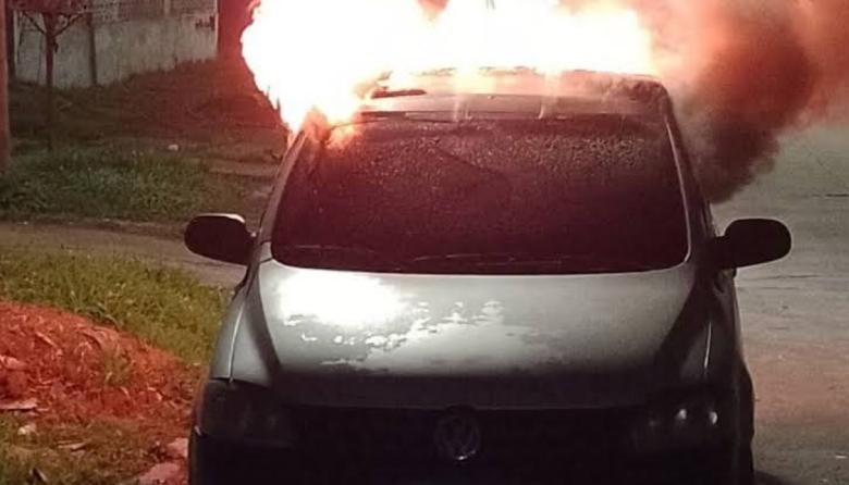 Robaron un auto, la Policía lo recuperó, pero los vecinos lo prendieron fuego