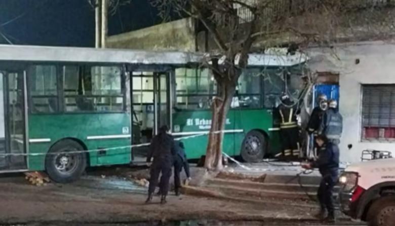 Tragedia en Temperley: investigan si el colectivero que murió tras chocar una casa intentó suicidarse