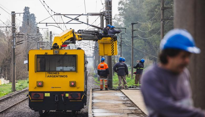 Instalan las columnas para electrificar la nueva Estación de Trenes de la UNAB