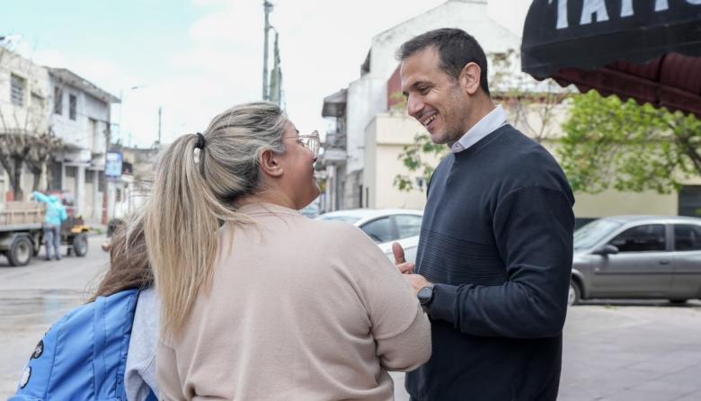 Julián Álvarez recorrió las obras de repavimentación en el barrio Villa Progreso