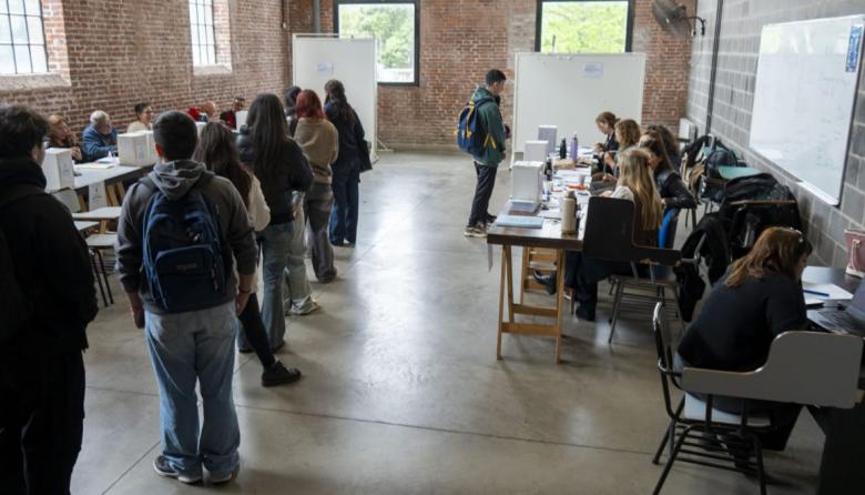 La Lista Granate que conduce el rector Bozzani arrasó en las elecciones de la UNLa