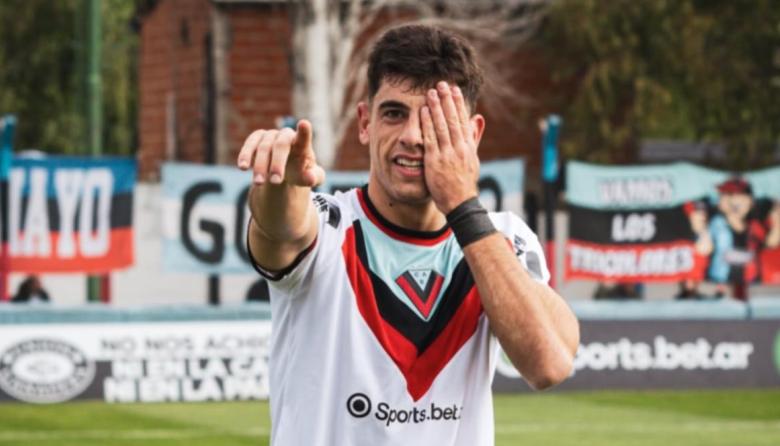 Brown de Adrogué ganó y sueña con la permanencia