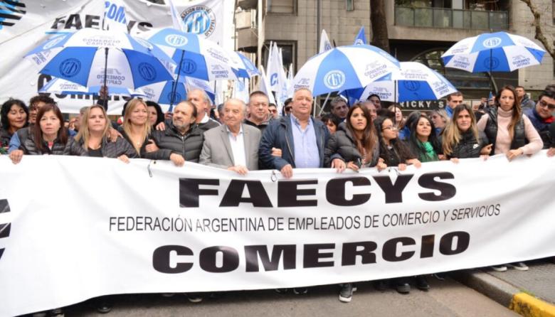 Empleados de Comercio acordaron un aumento del 5,7 por ciento y un bono de 50 mil pesos