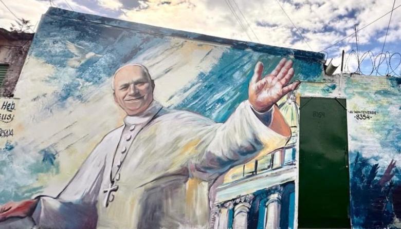 Imponentes murales para darle la bienvenida al Papa León XIV