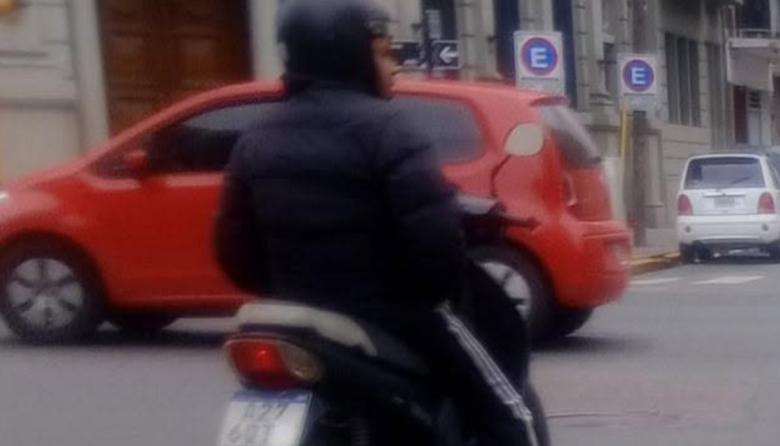 Temor por "el Satiro de la moto" que acosa a mujeres: "Manosea a las chicas de cualquier edad"