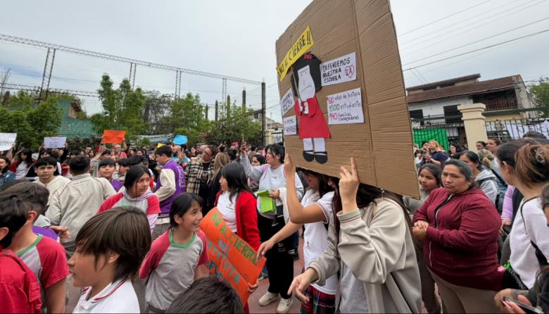 Padres y alumnos se movilizaron contra el cierre del Instituto Almafuerte
