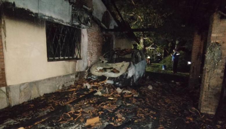 Tras el incendio de una casa, encontraron muerto al dueño: tenía una herida de bala