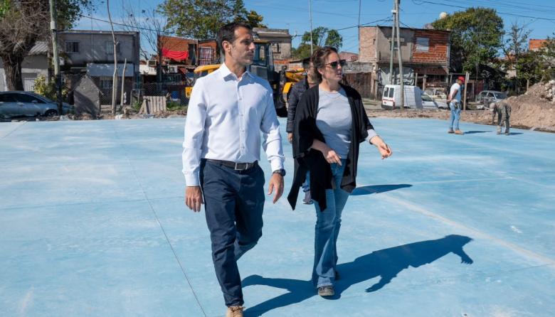 Julián Álvarez recorrió los avances de la obra del nuevo polideportivo en el barrio La Maquinita