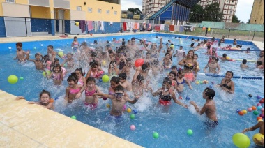 Ferraresi inauguró tres piletas que funcionan como colonias municipales de verano