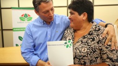 Gray entregó boletos de compra y venta a vecinos del barrio Gauchito Gil