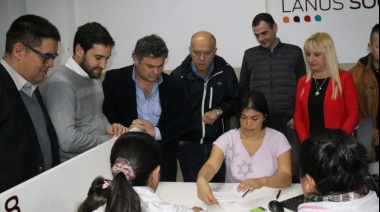 Grindetti y López Medrano entregaron tarjetas del Plan Más Vida