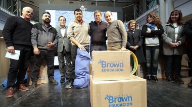 Entrega de materiales educativos a instituciones públicas brownianas