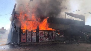 Impresionante incendio en un supermercado causó pánico en Lomas de Zamora