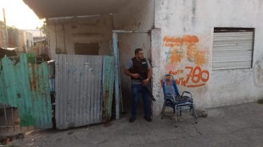 Detuvieron a dos ladrones filmados cuando robaban un local de ropa en Lomas