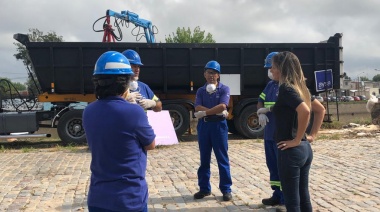 En barco, AySA distribuye agua potable en el Delta