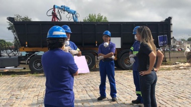 En barco, AySA distribuye agua potable en el Delta