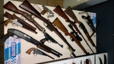 La Policía encontró un arsenal de armas en la casa de un hombre acusado de golpear a su pareja