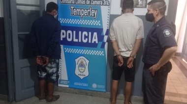 Cayeron dos cartoneros filmados robando una moto con un carro