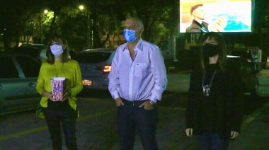 Grindetti asistió a la primera función del autocine de Lanús