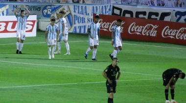 Atlético empujó a Racing hacia el abismo