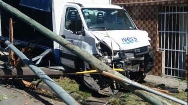 Loco al volante: Robó un camión de repartos y chocó todo lo que tenía a su paso