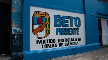 El peronismo de Lomas homenajeó a Carasatorre con un mural frente a la sede de PJ
