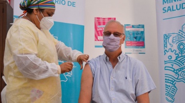 En la espera de una nueva tanda de vacunas “Sputnik V”, Gollán recibió la segunda dosis en el Narciso López de Lanús