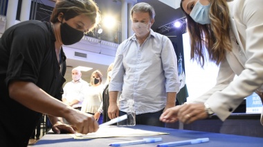 Cascallares encabezó la firma de 118 escrituras para vecinos del distrito