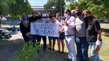 Sembraron un árbol en la plaza del ex Pozo de Banfield para honrar a los 30 mil desaparecidos