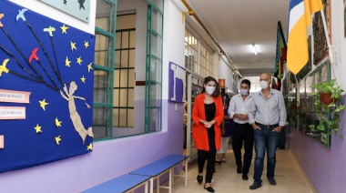Grindetti entregó subsidios a una escuela para comprar elementos de cuidado sanitario
