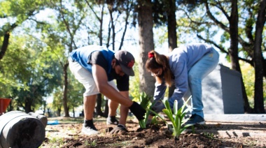La comuna continúa con la plantación de 1200 arboles en plazas del distrito
